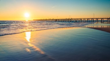 Port Noarlunga plajı Jetty ile gün batımında, Güney Avustralya