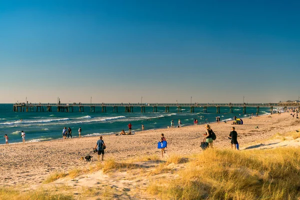 Adelaide Austrália Sul Janeiro 2019 Pessoas Passando Tempo Glenelg Beach — Fotografia de Stock