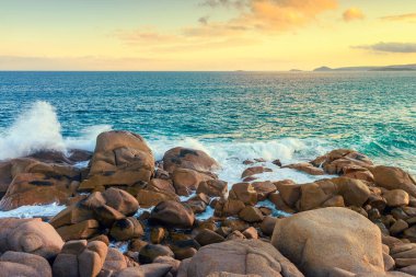Port Elliot günbatımında engebeli kıyı şeridi, Fleurieu Yarımadası, Güney Avustralya