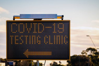 Güney Avustralya 'daki Covid-19 test kliniği dijital yol tabelası