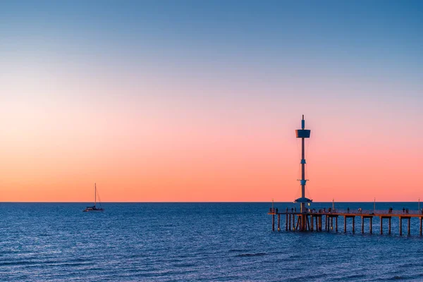 Słynny Brighton Jetty Sylwetkami Ludzi Jachtem Tle Zachodzie Słońca Australia — Zdjęcie stockowe