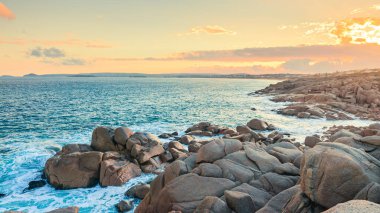 Gün batımında Rocky Körfezi kıyısı, Port Elliot, Fleurieu Yarımadası, Güney Avustralya