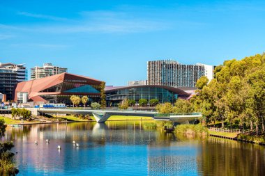 Adelaide, Güney Avustralya - 23 Şubat 2020: Adelaide Kongre Merkezi 'nin ortasında yer alan şehir silueti bir gün Torrens Nehri' ni geçti