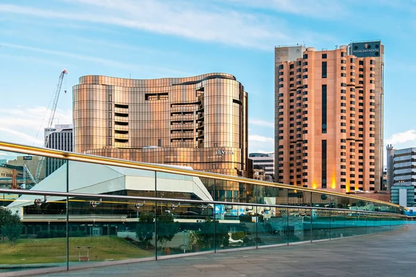 澳大利亚南部阿德莱德 2020年9月7日 新赌场天城大楼与洲际酒店阿德莱德在日落时穿过托伦斯河 — 图库照片