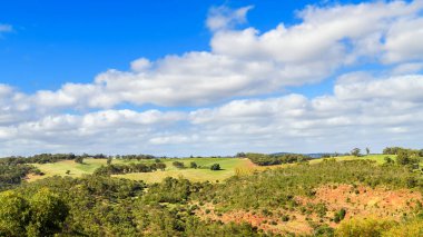 Onkaparinga Nehri Ulusal Parkı 'nın aydınlık bir günde yürümekten panoramik manzarası