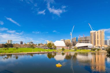 Adelaide, Avustralya - 4 Ağustos 2019: Adelaide City Business Centre bir günde Riverbank 'ta ufuk çizgisi