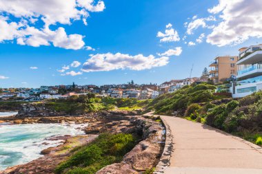 Tamarama kıyı şeridi boyunca yürüme yolu aydınlık bir günde, Sydney, Avustralya
