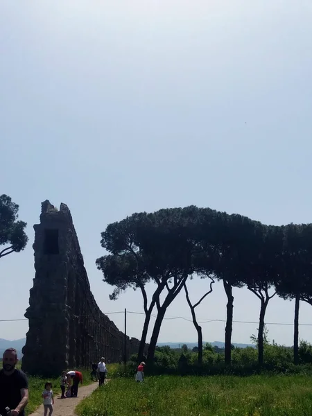 Parco degli acquedotti, roma, Lazio, İtalya. Parco degli Acquedotti Roma, İtalya genel bir parktır. Bu Appian Yolu Bölge Parkı bir parçası ve yaklaşık 240 ha. Parkın içinden geç su kemerleri almıştır.