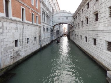 Venedik, İtalya, kuzeydoğu İtalya ve Veneto bölgesinin başkenti bir şehirdir. Bu kanallar tarafından ayrılmış ve 400'den fazla köprü ile birbirine bağlanmış 118 küçük adalar bir grup arasında bulunmaktadır. Adalar sığ Venet bulunur