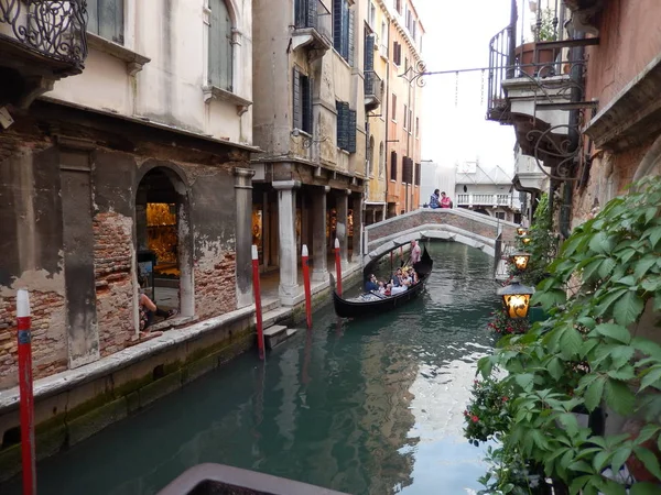 Venedik, İtalya, kuzeydoğu İtalya ve Veneto bölgesinin başkenti bir şehirdir. Bu kanallar tarafından ayrılmış ve 400'den fazla köprü ile birbirine bağlanmış 118 küçük adalar bir grup arasında bulunmaktadır. Adalar sığ Venet bulunur