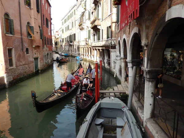 Venedik, İtalya, kuzeydoğu İtalya ve Veneto bölgesinin başkenti bir şehirdir. Bu kanallar tarafından ayrılmış ve 400'den fazla köprü ile birbirine bağlanmış 118 küçük adalar bir grup arasında bulunmaktadır. Adalar sığ Venet bulunur