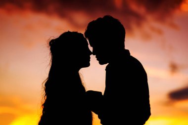 aşk öpüşme ve holding el çift düğün siluet