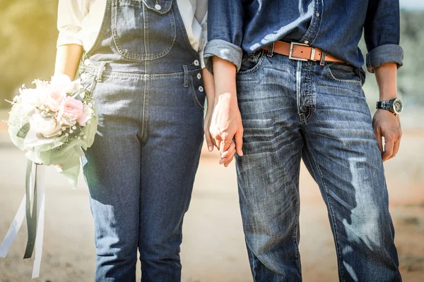 Nahaufnahme Von Paar Jeans Händchen Haltend — Stockfoto