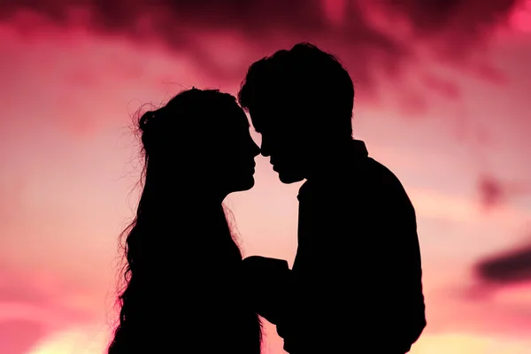 婚礼情侣的剪影在爱接吻和牵手 — 图库照片