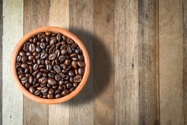 ahşap masa arka planda bir fincan kızartma kahve fasulye üst görünümü