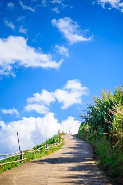 Schöne Berg Ländliche Betonstraße Blauem Himmel Und Weißen Wolken — Stockfoto