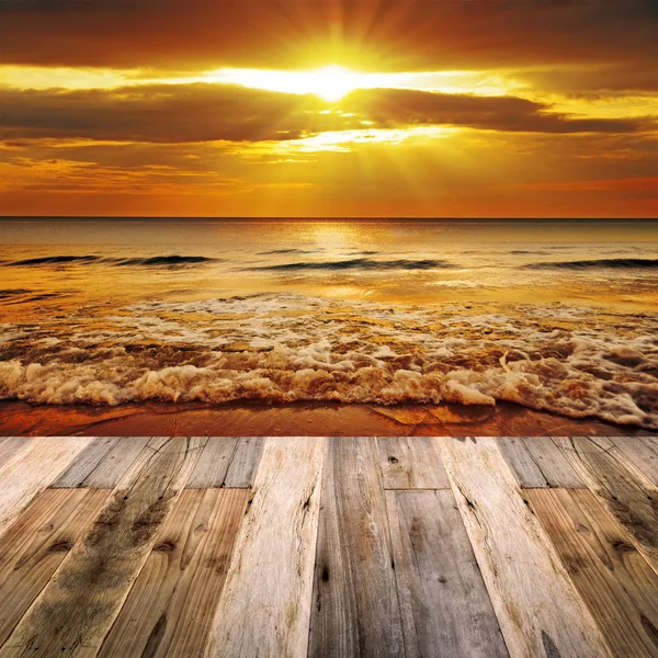 Nádherná písečná pláž za východu slunce s dřevěnou podlahou pro pozadí — Stock fotografie