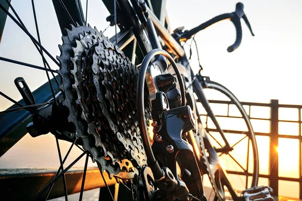 Nahaufnahme Eines Fahrrads Mit Gangdetails Morgendlichen Sonnenaufgang — Stockfoto