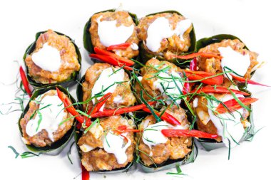 muz yaprağı fincan köri hamur ile buğulama balık 