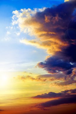 Dramatik gün batımı ve gün doğumu gökyüzü ve bulutlar