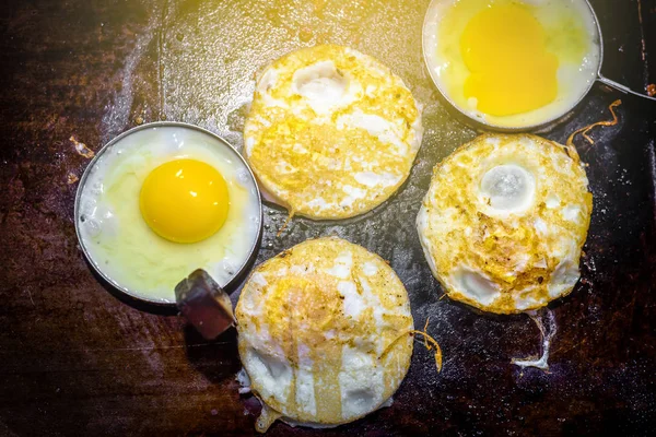 Café da manhã os ovos fritos em uma velha panela de ato de fritar de ferro — Fotografia de Stock