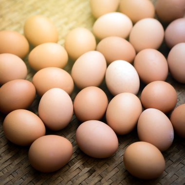 Taze çiftlik yumurtaları ahşap arka plan üzerinde 