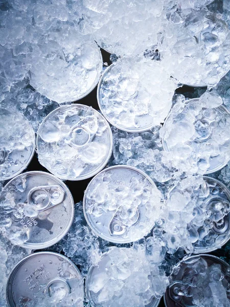 Крупный План Группы Банку Напитка Льдом Погружен Ледяной Фон — стоковое фото