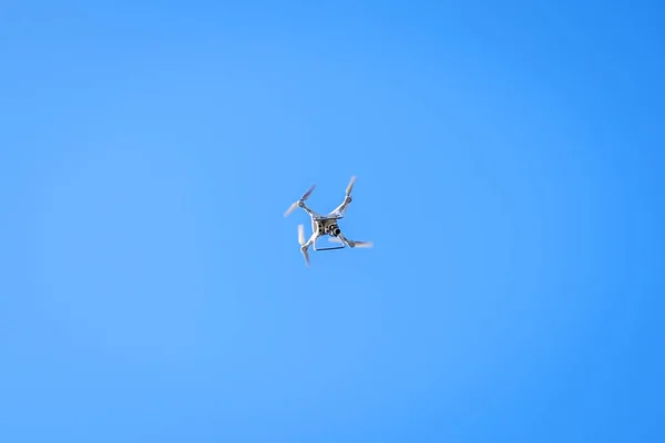 Drönare Flyger Solsken Blå Himmel Bakgrund — Stockfoto