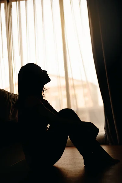Silueta Triste Mujer Asustada Preocupada Sentada Dormitorio Oscuro Quedarse Casa — Foto de Stock