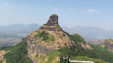Hindistan, Maharashtra 'nın Ahmadnagar ilçesindeki Bhandardara yakınlarındaki Ratangad Kalesi' ne tırmanırken sıradağların görüntüsü