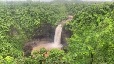 Dabhosa, Maharashtra 'da Jawhar yakınlarında bir daimi su Mumbai, Hindistan yakınlarındaki en yüksek şelalelerden biridir.