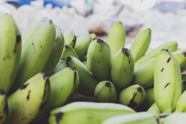 Yeşil muz yedim ama kabuğu yeşildir.