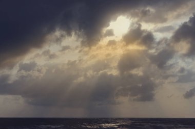 Gündoğumu ve yağmur bulutları