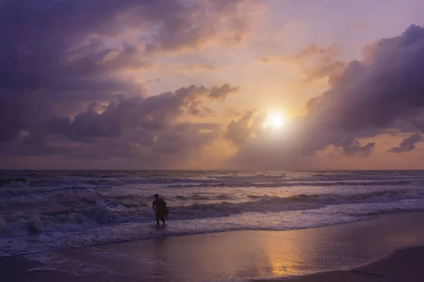 Buenos Días Sunrise Los Hombres Están Caminando Mar — Foto de Stock