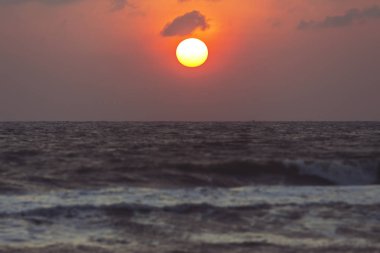 Büyük güneş kırmızı turuncu ve siyah bulutlar yağmur mevsimi başlamak.