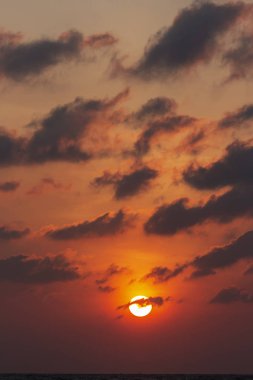 Büyük güneş kırmızı turuncu ve siyah bulutlar yağmur mevsimi başlamak.