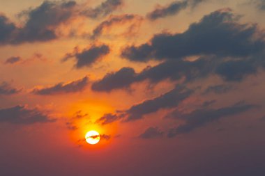 Büyük güneş kırmızı turuncu ve siyah bulutlar yağmur mevsimi başlamak.