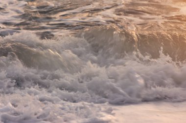 Deniz ve Güneş'ten yansıtan dalgalar güzellik resmi ayarlamak