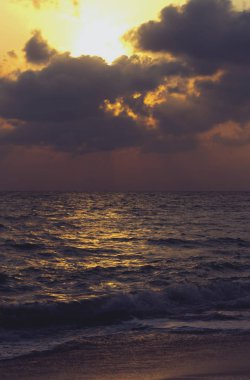 Manzara gündoğumu veya günbatımı: songkhla denizde