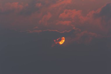 Resim ayarlama gündoğumu ve yağmurda bulutlar