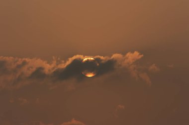 Resim ayarlama gündoğumu ve yağmurda bulutlar