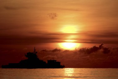 Fotoğraf seti kum dredger ve kırmızı gökyüzü Sunrise