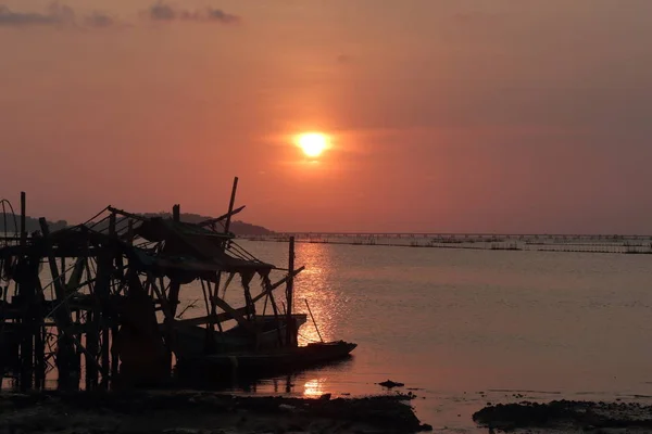 Foto-foto kapal nelayan yang ditinggalkan di sepanjang danau — Stok Foto