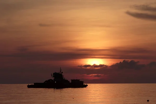 Fotoğraf seti kum dredger ve kırmızı gökyüzü Sunrise