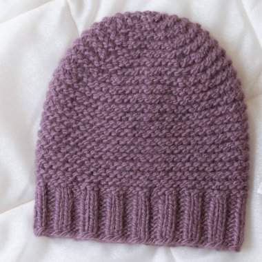 şapka el ile koyu kırmızı yünden bağlı