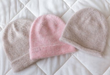 Şapka çeşitli stilleri ve renkleri el ile yün konuşmacı üzerinden bağlı.