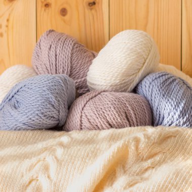 Soluk pembe, mavi ve bej renkler örgü yün ince tüylü skeins