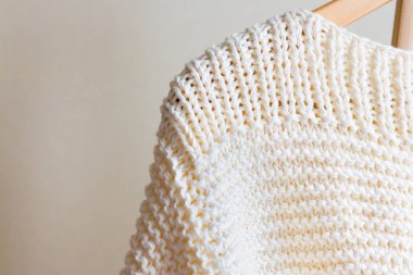 El ile ilişkili beyaz ceket parçası