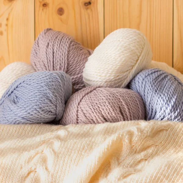 Soluk pembe, mavi ve bej renkler örgü yün ince tüylü skeins