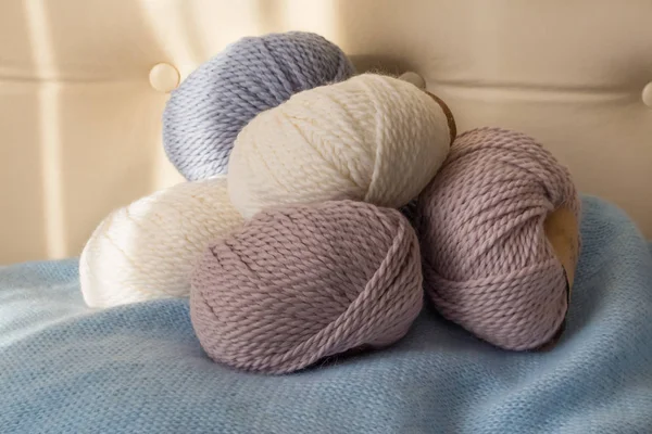 Soluk pembe, mavi ve bej renkler örgü yün ince tüylü skeins